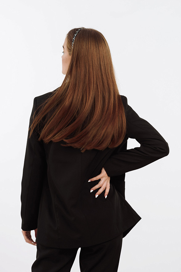 Черный пиджак с пуговицей