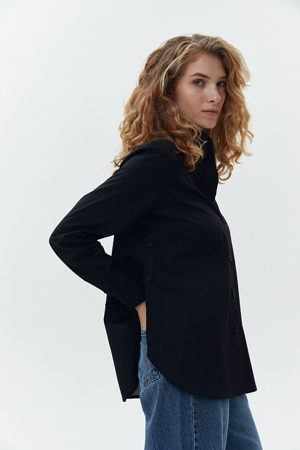 Чорна сорочка з функціональними гудзиками з боків