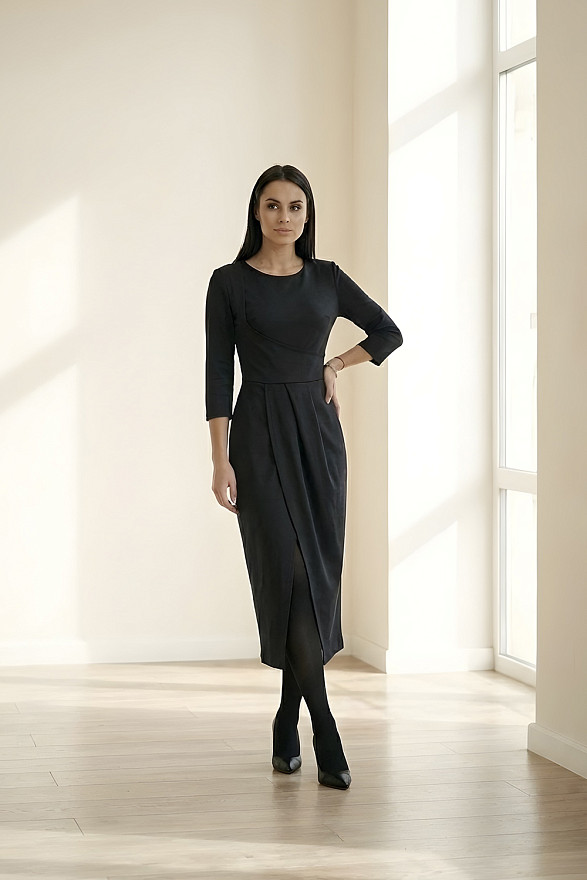 Чорна сукня-міді з асиметричною спідницею на запах