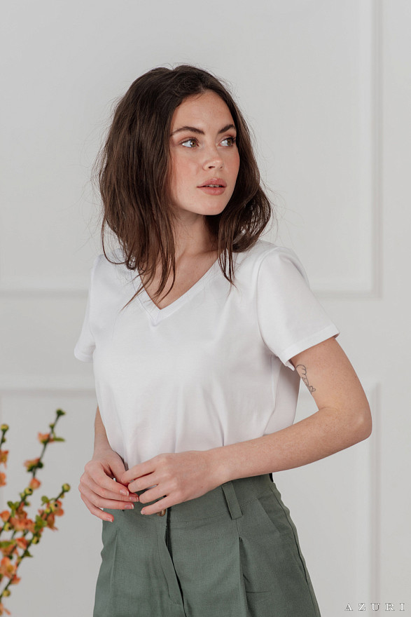 Белая футболка с V-вырезом