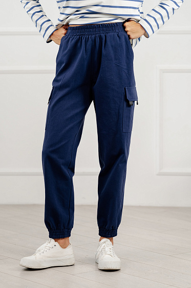 Casual cargo pants with side pockets with side seam in denim. Large pockets with shaped flaps and decorative tabs on wide legs. Comfortable elasticated waist and hem.