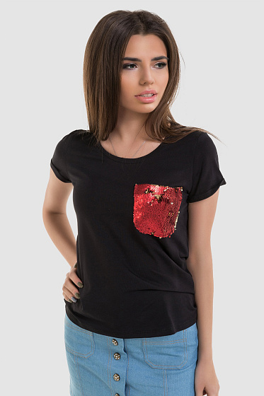 T-shirt with a pocket made of reversible sequins. Another example of how a simple thing can be made even better. This decor gives the product a touch of moderate elegance and fits perfectly not only into everyday, but also into evening attire.