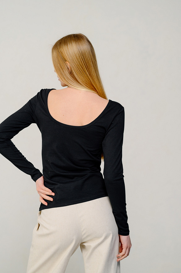 Черный трикотажный лонгслив