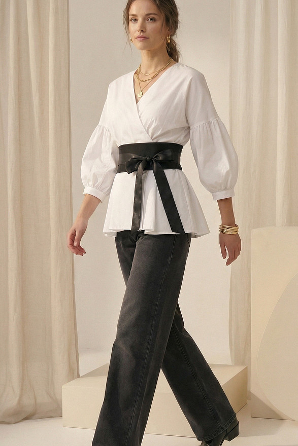 Біла сорочка на запах зі складками