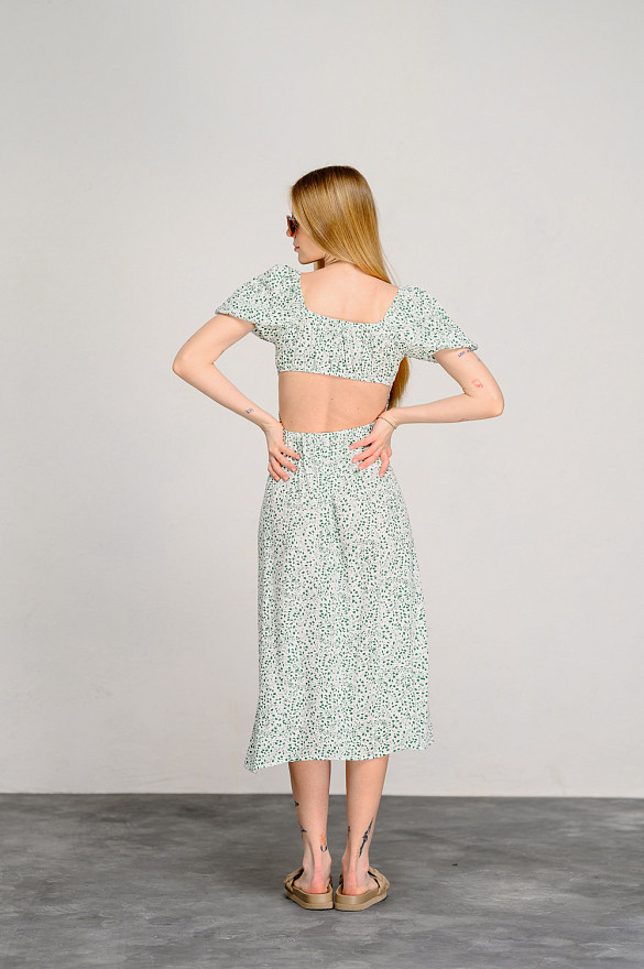 Біла сукня з фігурним вирізом на спині