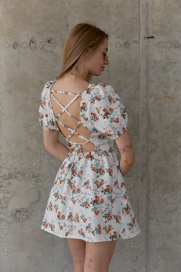 Молочное платье с открытой спиной и переплетением