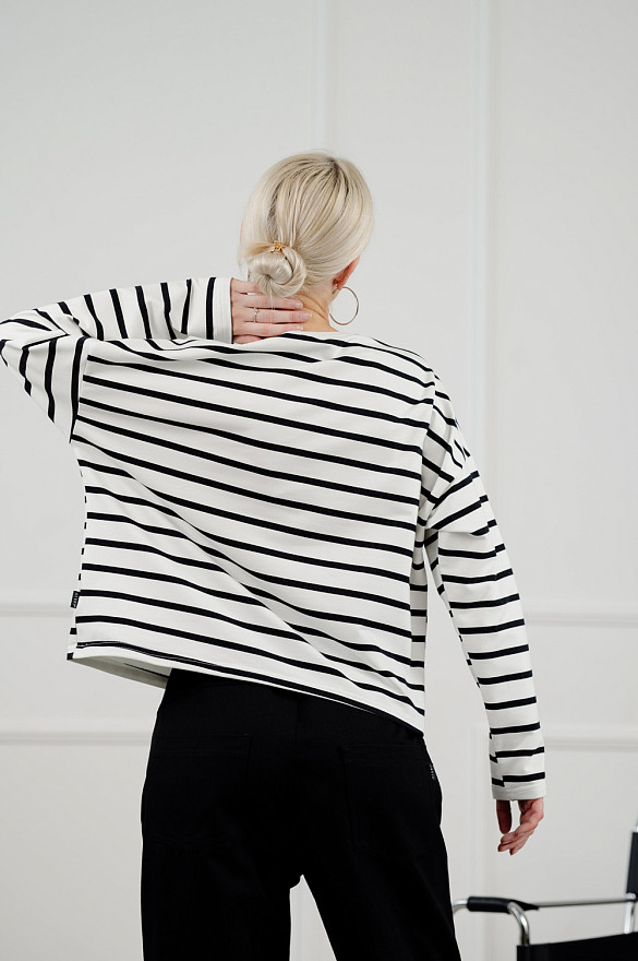 Чорний укорочений світшот із смугастим принтом.