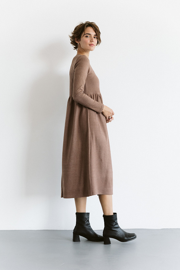 High-waisted dress in Mocha color