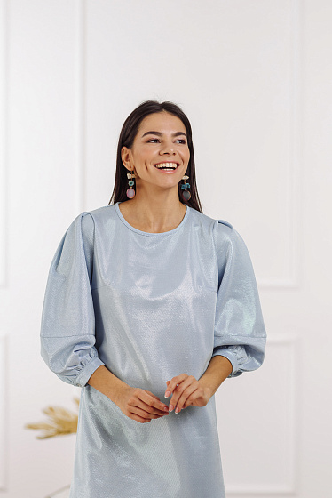 Блестящее мини платье свободного кроя. Ткань металлик, круглый вырез горловины, объемный рукав 3\4 со сборкой по плечу, манжет с пуговицей, сзади потайная змейка. 