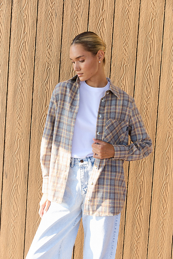 Серая рубашка в клетку