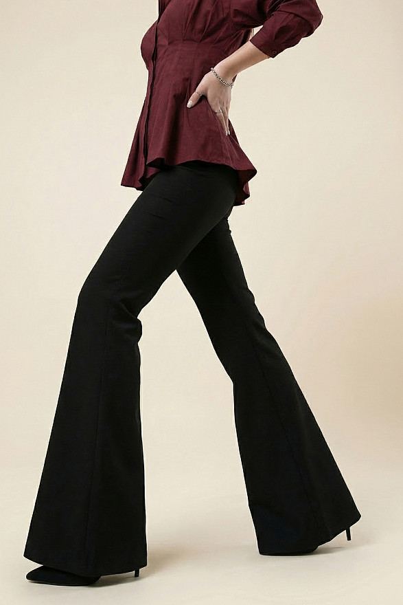 Чорні штани клеш від коліна із заниженою талією