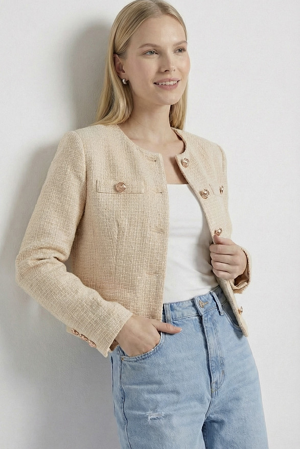 Кремовий укорочений жакет із золотими гудзиками та складками на спинці