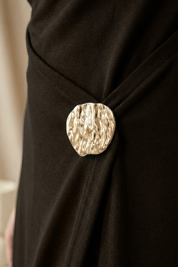 Шоколадное облегающее платье с декоративным разрезом