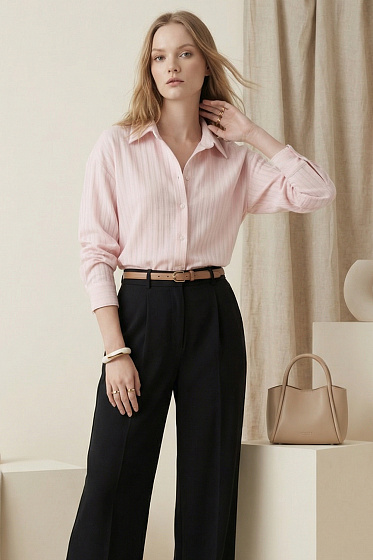 Елегантна подовжена сорочка вільного крою зі спущеною лінією плечей та коміром-стійкою. Декоративна кокетка на спині із зустрічною складкою створює витончений силует. Універсальна база для капсульного гардероба, що ідеально поєднується з брюками та денімом.