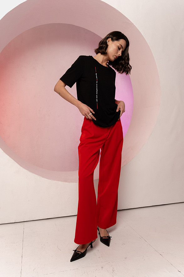 Черная прямая футболка с вертикальной надписью