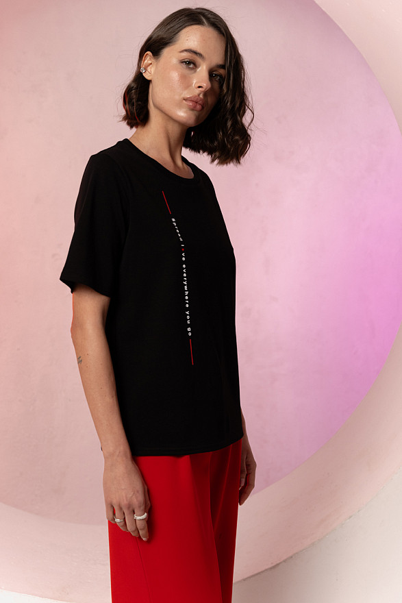 Черная прямая футболка с вертикальной надписью