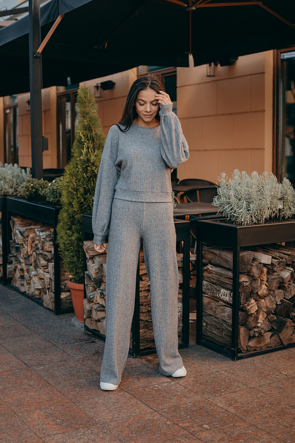 Серые вязаные расклешенные брюки