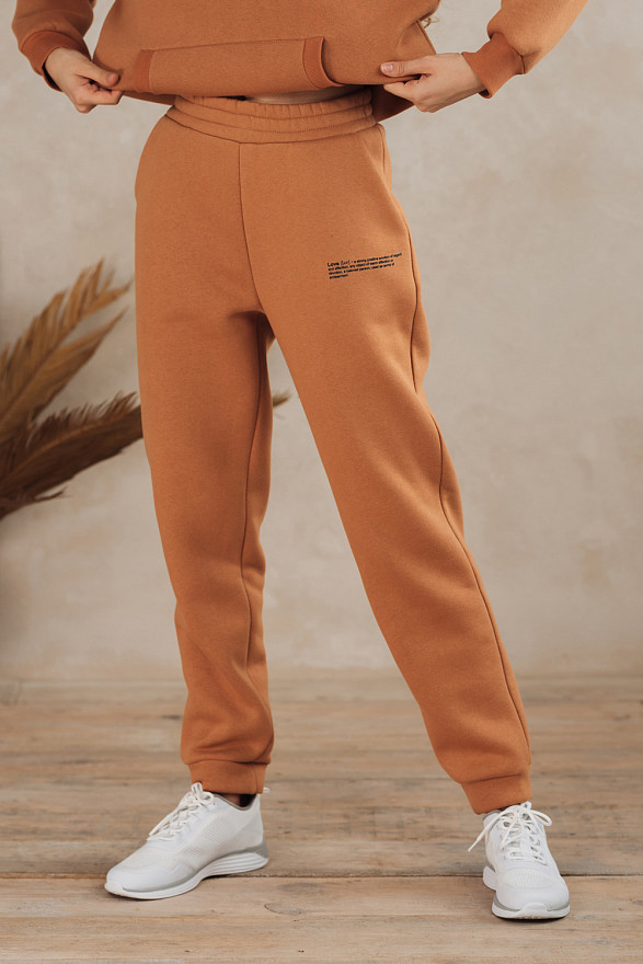 Карамельні спортивні штани з написом