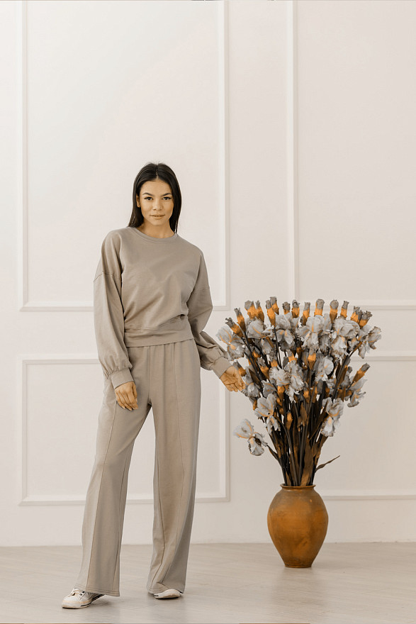 Бежевые спортивные брюки с широкими штанинами