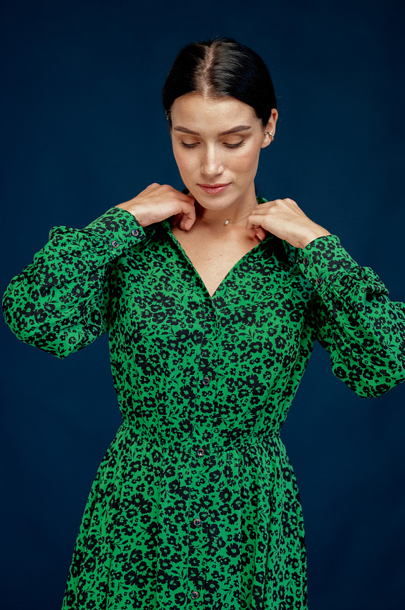 Зелёное миди-платье свободного кроя 