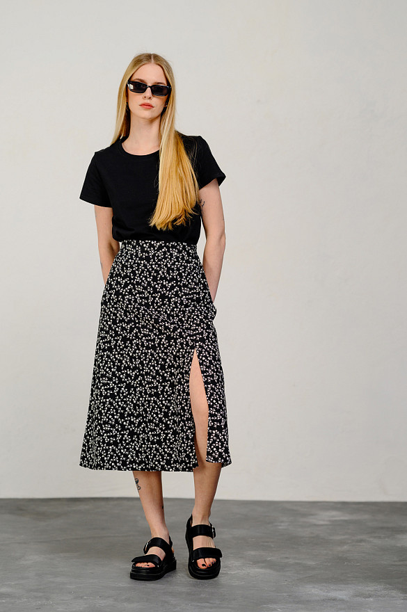 Черная юбка с поясом на резинке и разрезом