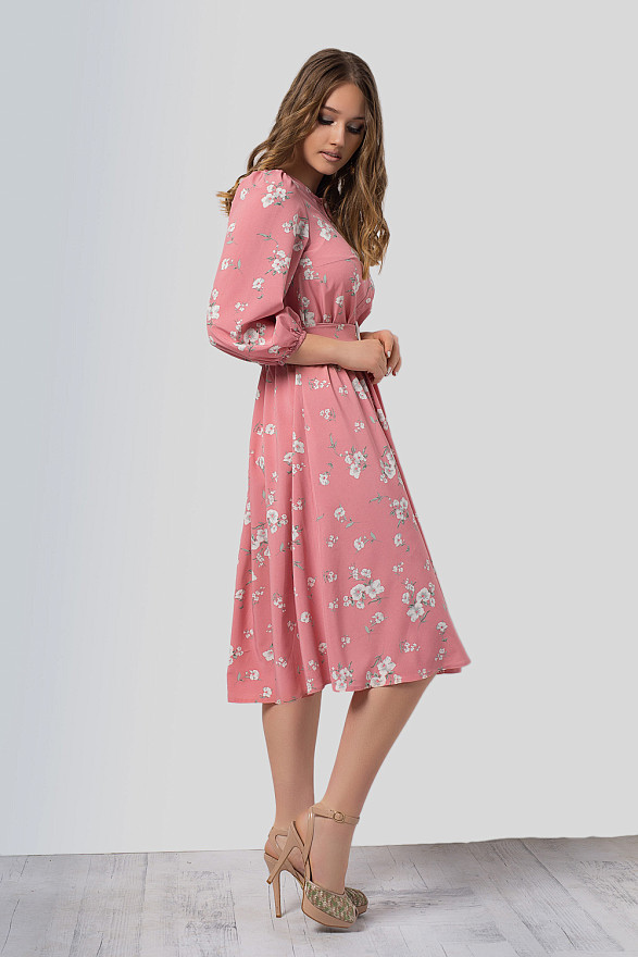 Розовое миди платье с поясом