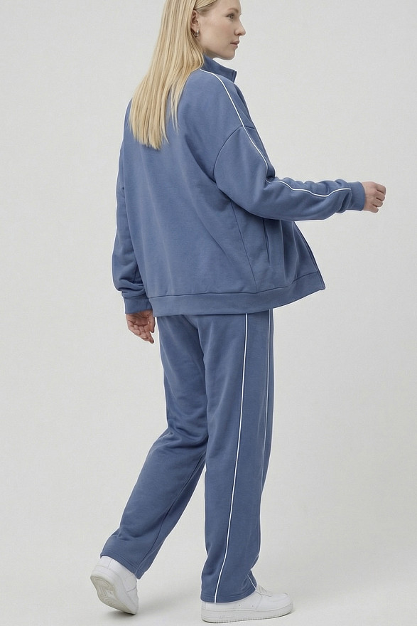 Синий прогулочный костюм с контрастными лампасами