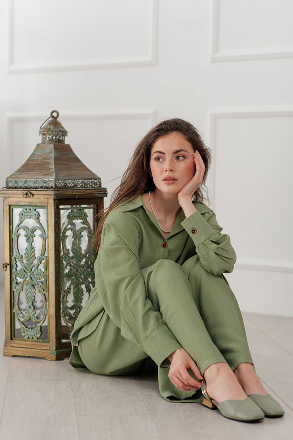 Лляной оливковий костюм