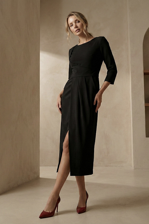 Чорна сукня-міді з асиметричною спідницею на запах