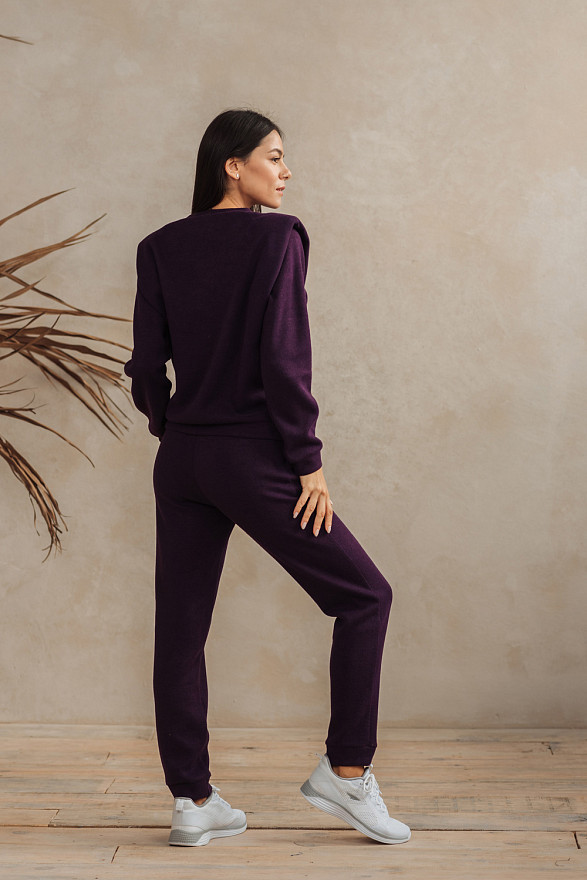 Tracksuit with shoulder pads