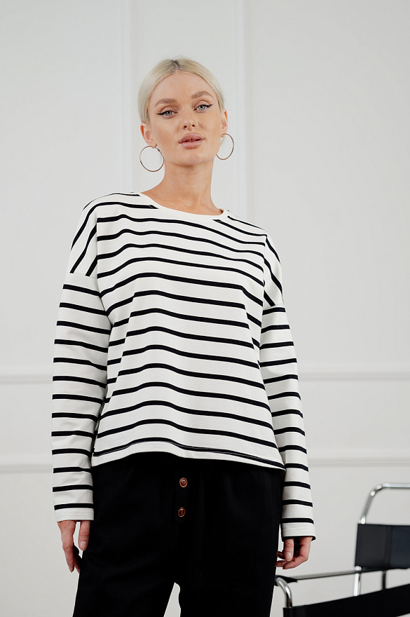 Чорний укорочений світшот із смугастим принтом.