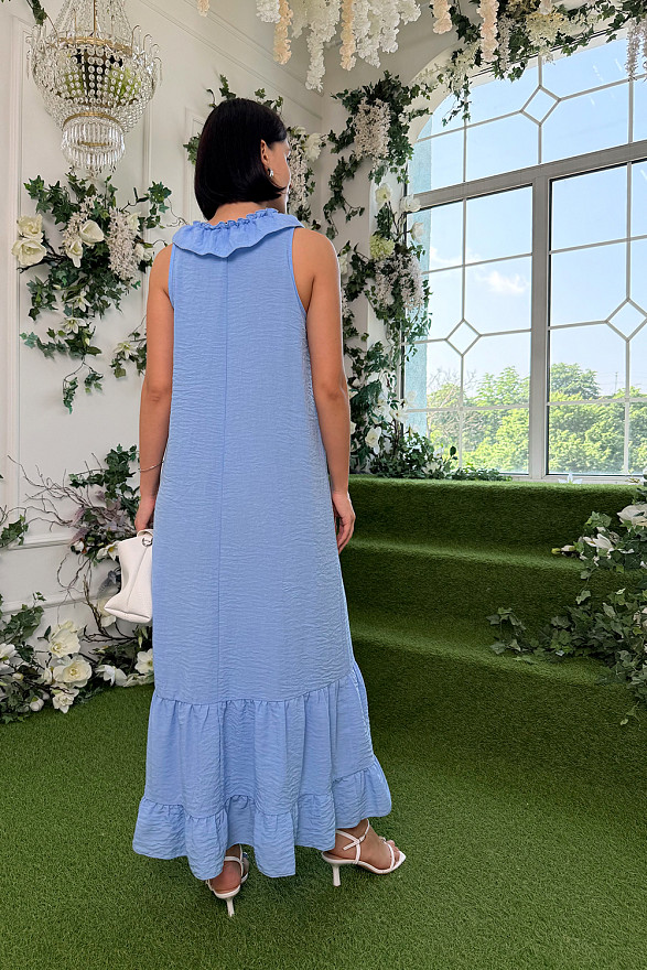 Голубое свободное платье с рюшей