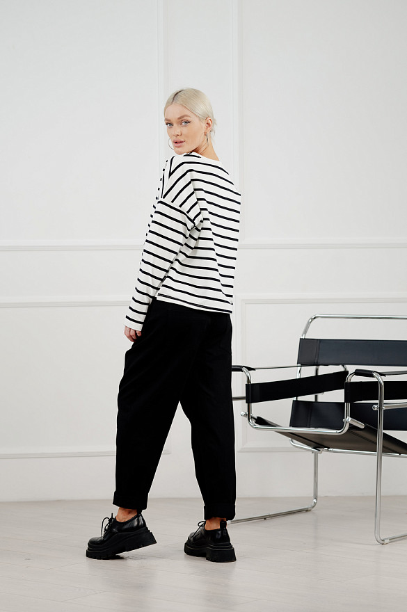 Чорний укорочений світшот із смугастим принтом.