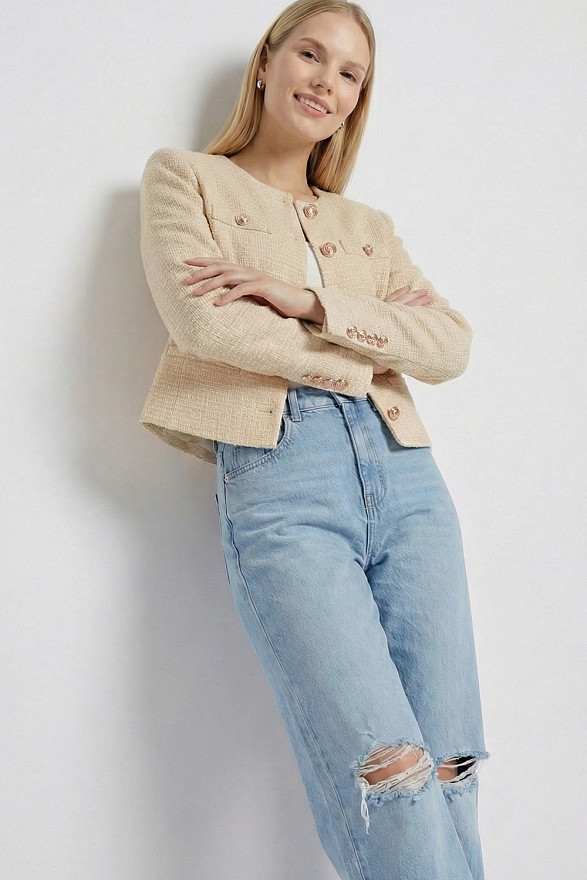 Кремовий укорочений жакет із золотими гудзиками та складками на спинці