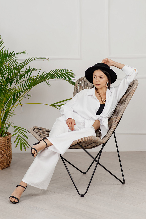 Білий лляний костюм