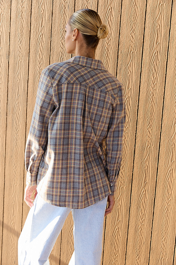 Серая рубашка в клетку