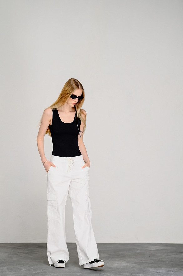 Молочные брюки-карго с заниженной линией талии