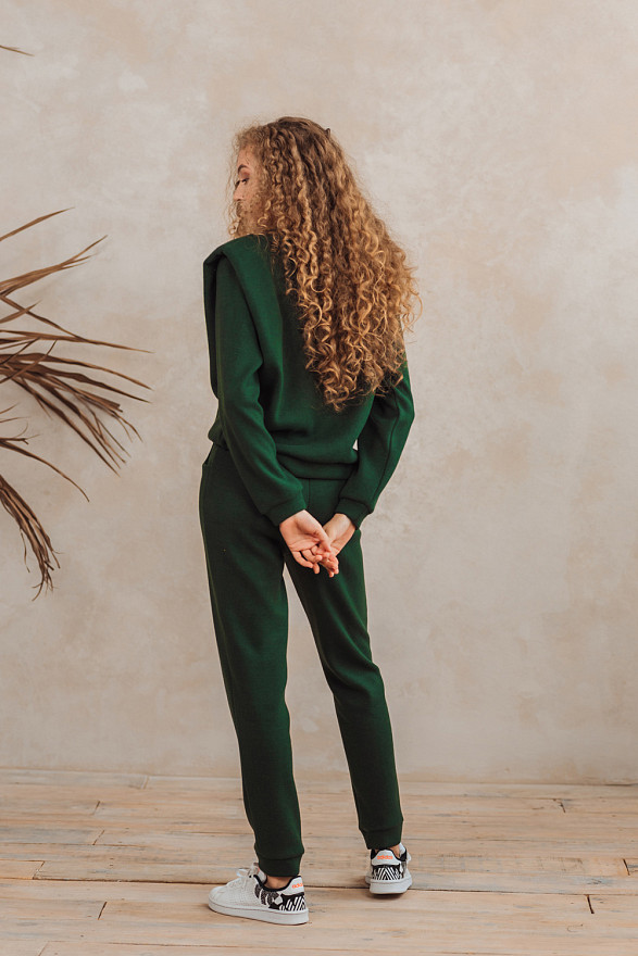 Зеленый костюм с объемными плечами