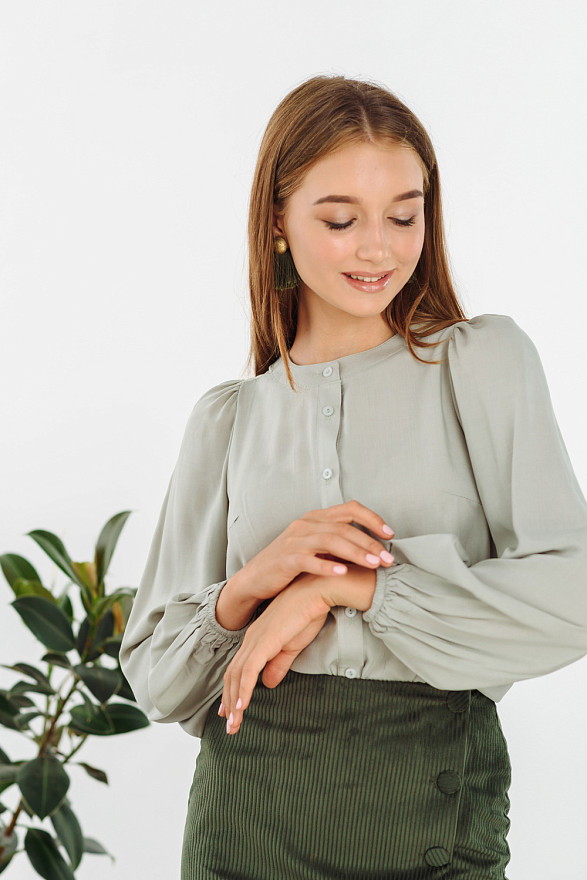 Оливкова блузка з круглою горловиною