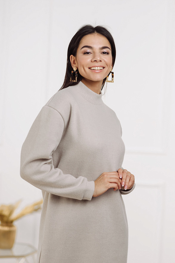 Бежевое трикотажное миди платье