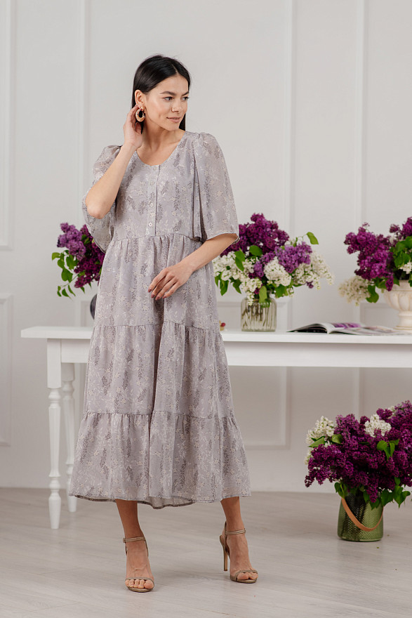 Серое шифоновое длинное платье с рюшами