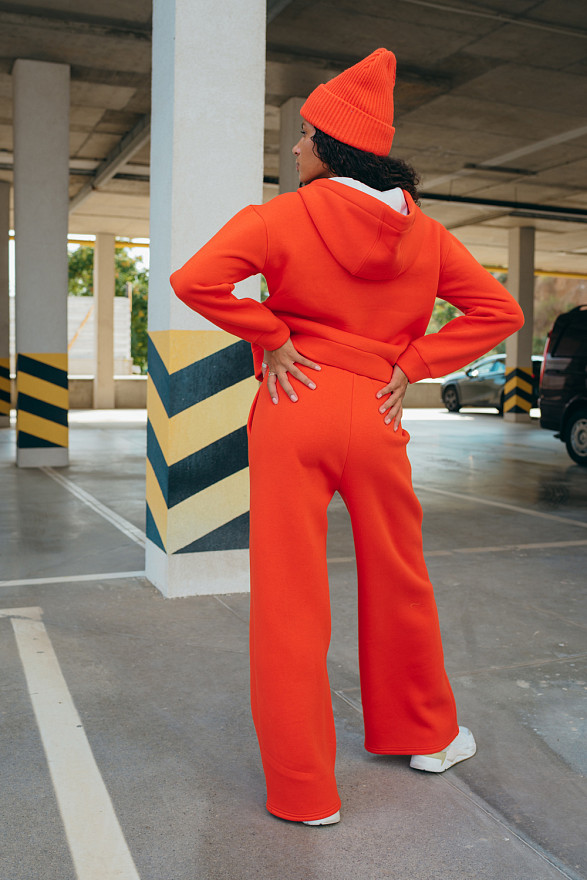 Помаранчевий теплий світшот із зав'язками та логотипом