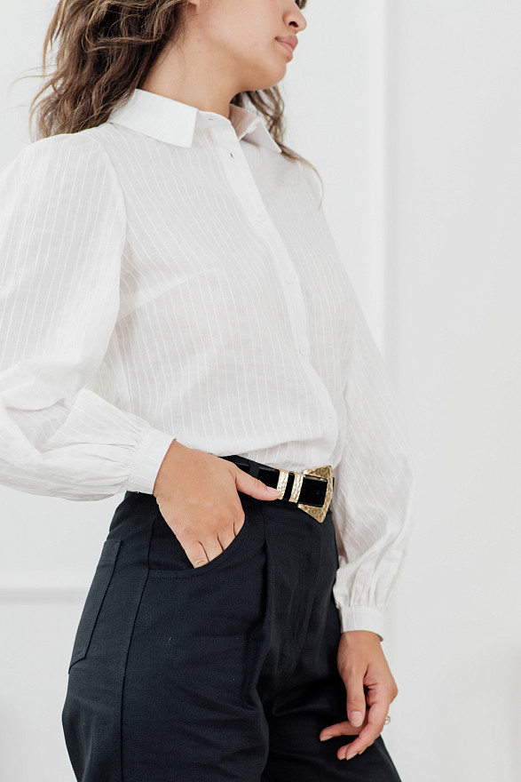 Белая базовая рубашка с объемным рукавом