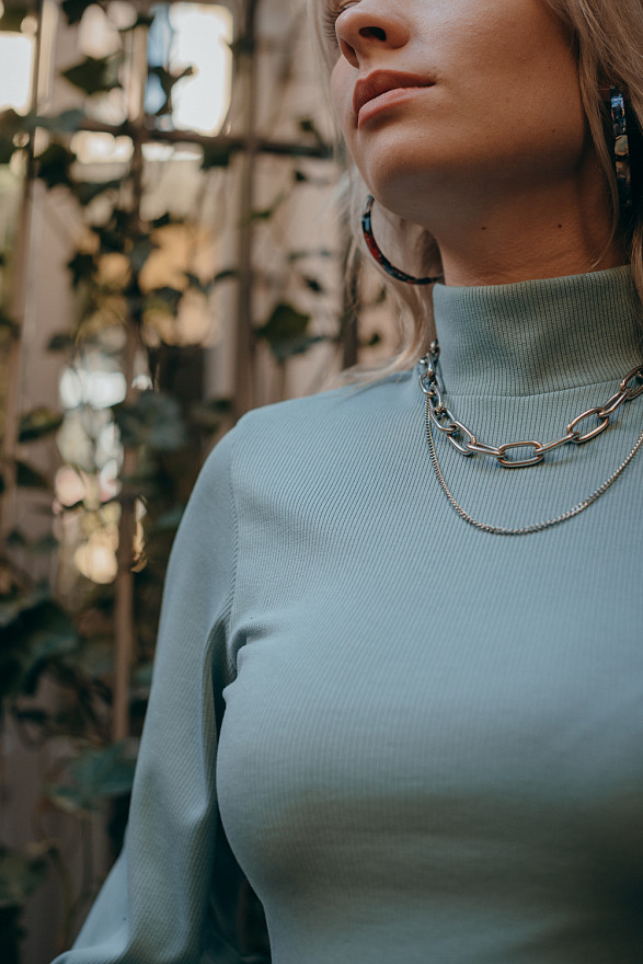 Свитер цвета тиффани с объемным рукавом