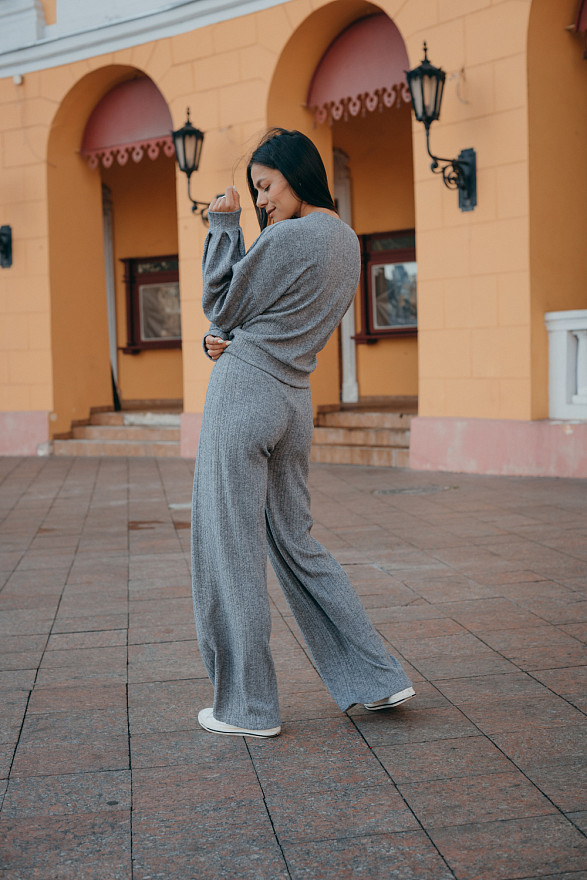 Серые вязаные расклешенные брюки