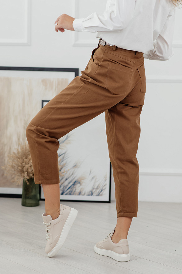 Карамельні джинси з кишенями і складками