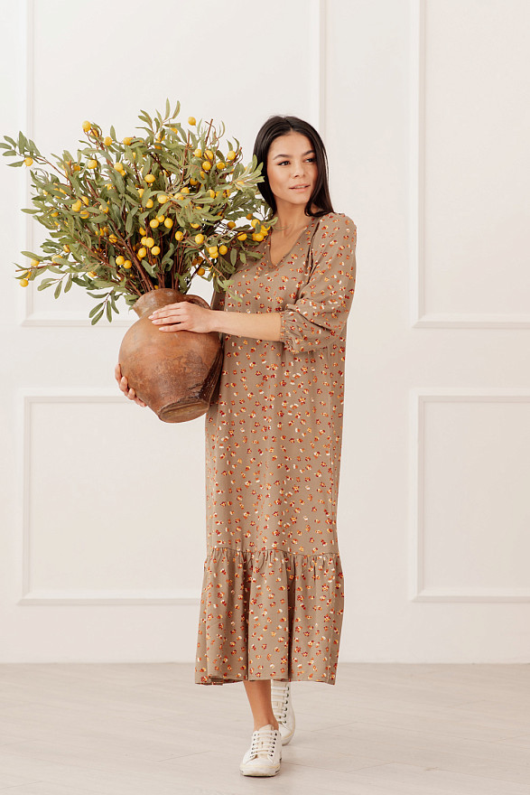 Бежевое платье с V образным вырезом