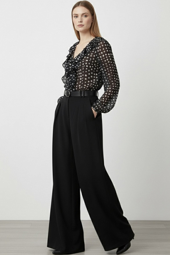 Чорна елегантна блуза з воланами