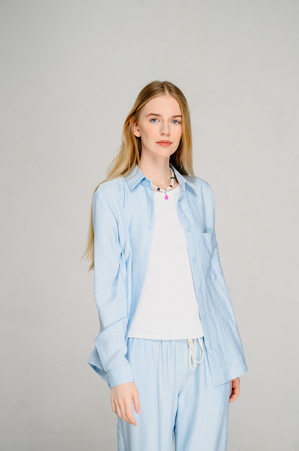 Блакитна сорочка вільного крою