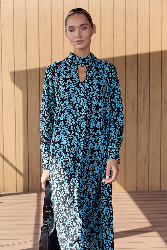 Бирюзовое свободное платье-трапеция с асимметричным низом